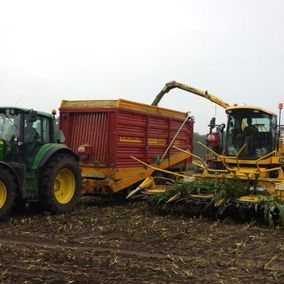 twee tractors landbewerking