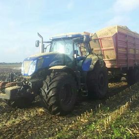 tractor op bewerkt land